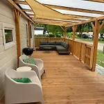 Luxe Met Ruime Veranda & Airco, Vlakbij Toverland 샬레